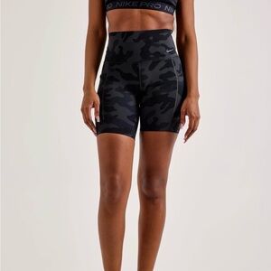 Nike Universa 8” Biker Shorts Camo